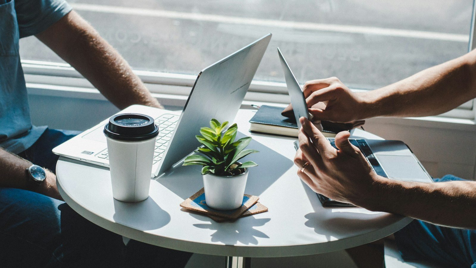 Tu jefe quiere que la IA lea tus mensajes de Slack: las empresas limitan los chats privados para alimentar a sus agentes