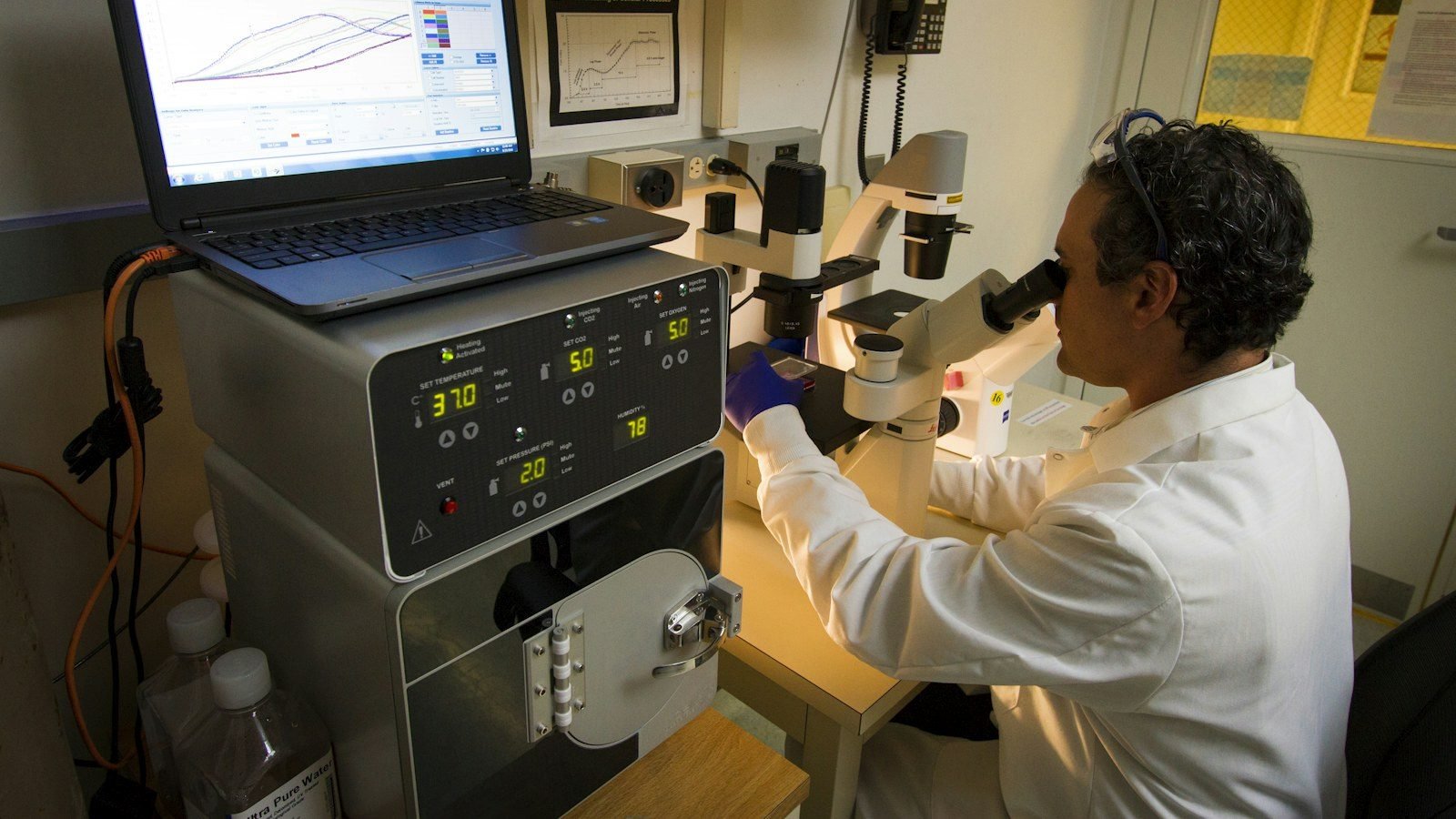 Claude ahora puede controlar equipos de laboratorio: microscopios, brazos robóticos y láseres