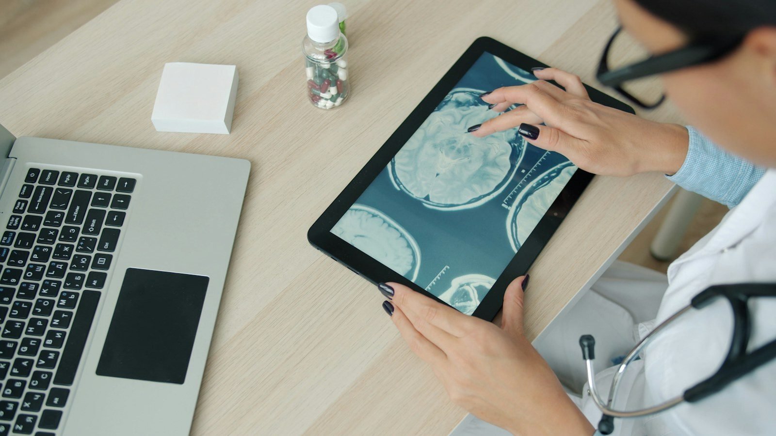 Insilico Medicine quiere crear "vacunas de longevidad" con IA para eliminar las causas celulares del envejecimiento