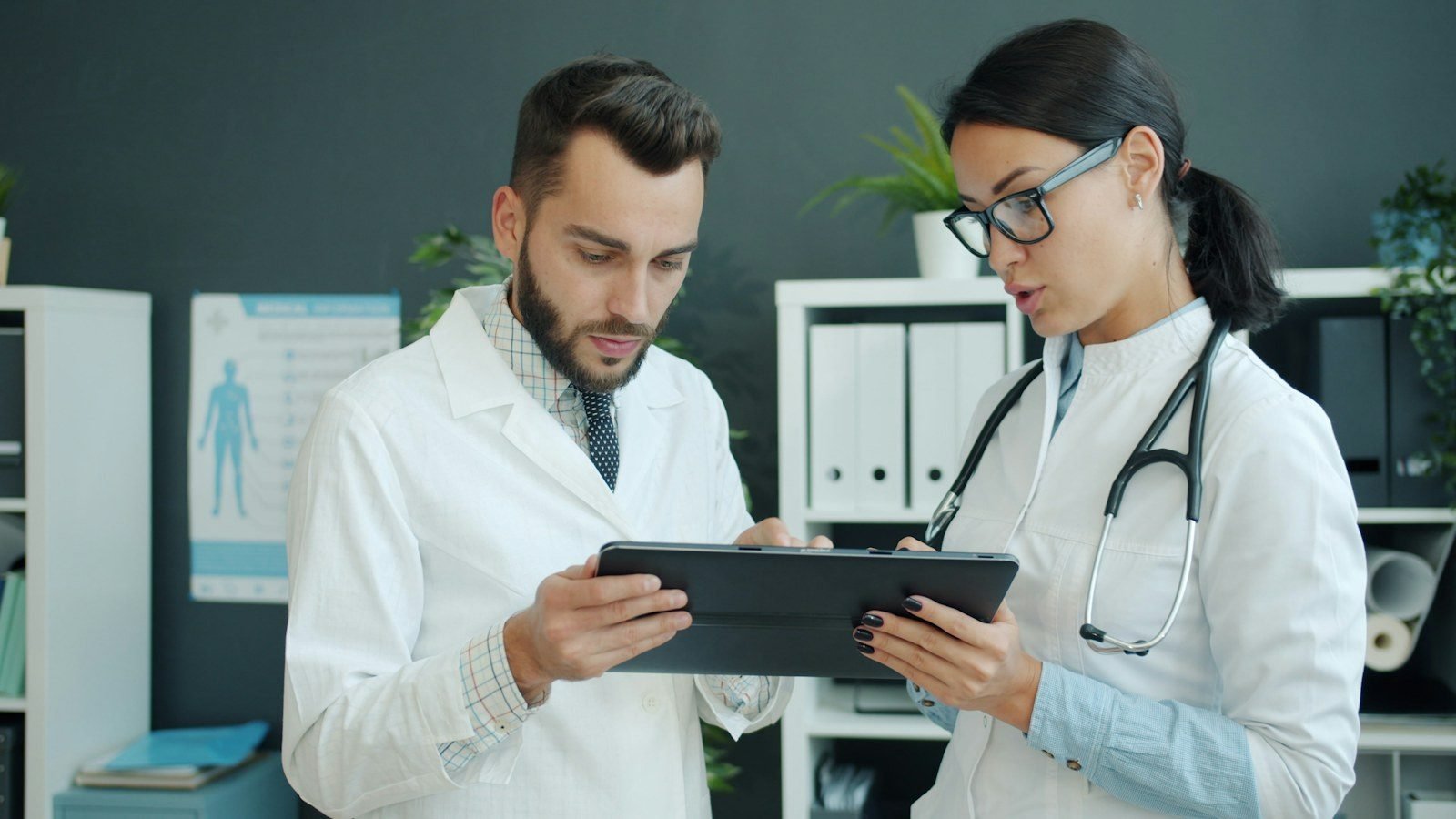 El primer gadget de OpenAI podría ser una bocina con forma de donut