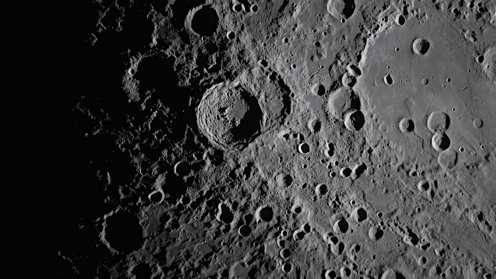 ¿La Luna tiene colores? Esto explica la ciencia sobre las imágenes virales de Artemis