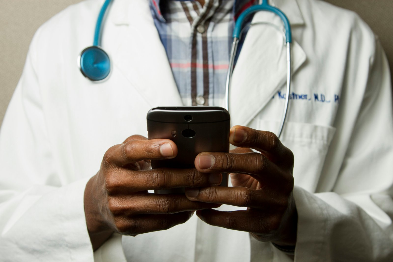 IA supera a médicos en diagnósticos complejos mientras surgen alertas de seguridad