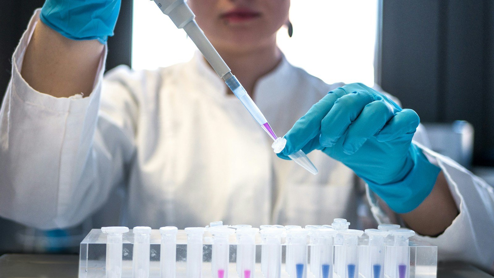 Reino Unido crea el primer laboratorio del mundo dedicado a la bioseguridad con IA
