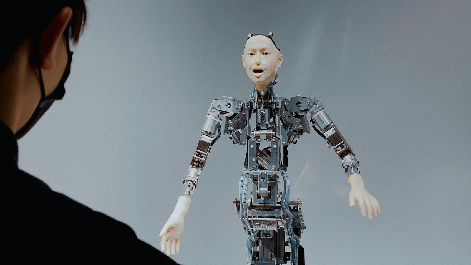 Weave Robotics presenta Isaac 1: el robot doméstico que dobla la ropa y tiende la cama